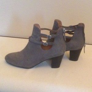 Gray leather Kenneth Cole boots